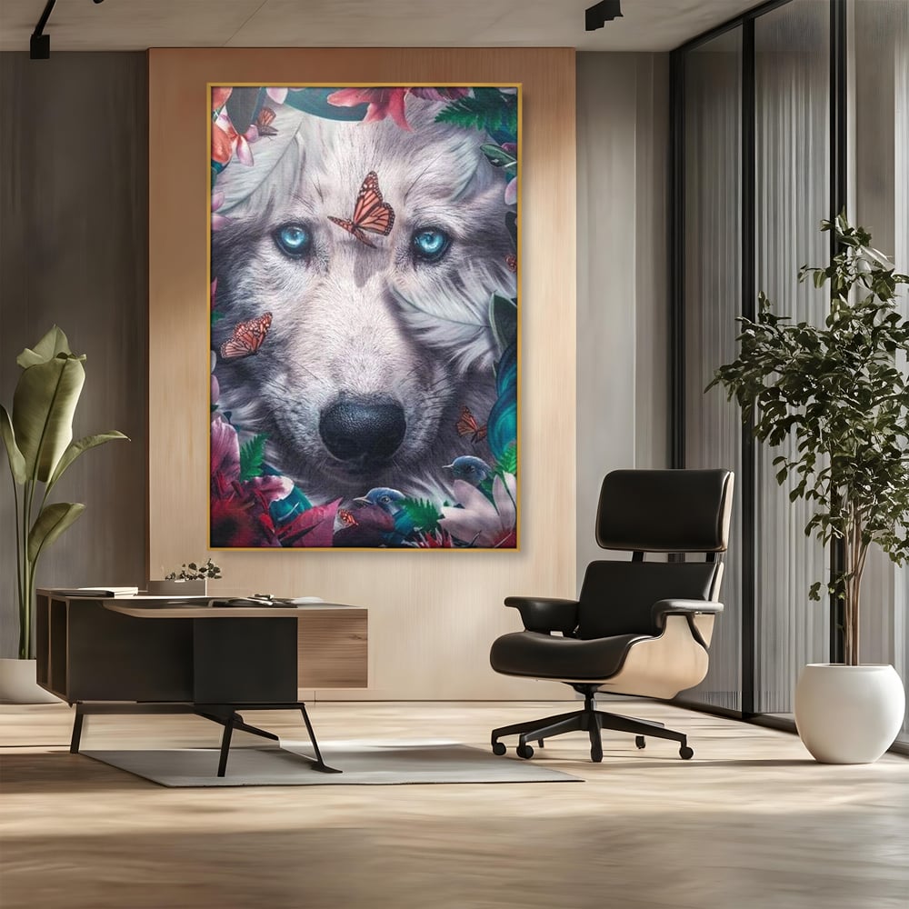 Tablou canvas cu tablou canvas cu lup alb si fluturi, in rama de aluminiu auriu, pe perete intr-un birou